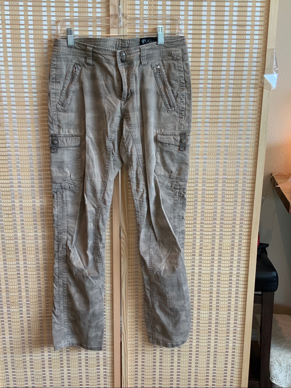 Kuhl women’s hiking Cargo Pants in Taupe Brown 6R fits like a 4